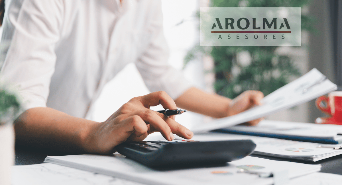 Gestión digital de asesoría fiscal y laboral de Arolma en Zuera con móvil y portátil