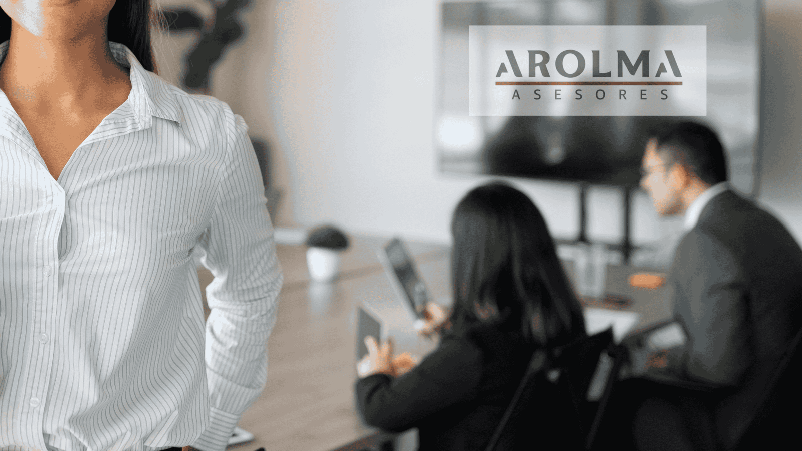 Equipo de Arolma Asesores atendiendo a un cliente en reunión de asesoría fiscal y laboral en Zuera.